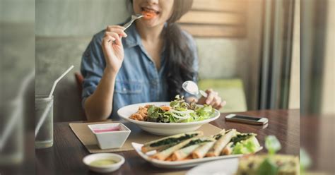 夢見已故長輩吃飯|夢見吃飯9大情境意思大解構！付錢/喝酒/與家人同事聚。